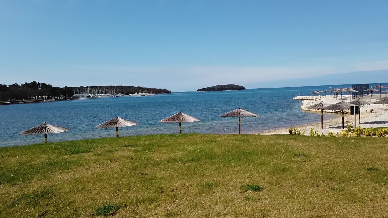 해변과 파라솔, 크로아티아를지나 폴리 도르 캠프장을지나 운전