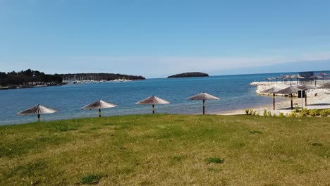 克羅埃西亞的波利多爾露營地 (polidor campground) 海灘和帕拉索爾 (parasols)