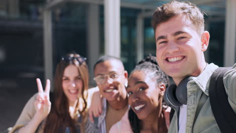 universidad, cara y selfie de amigos con paz