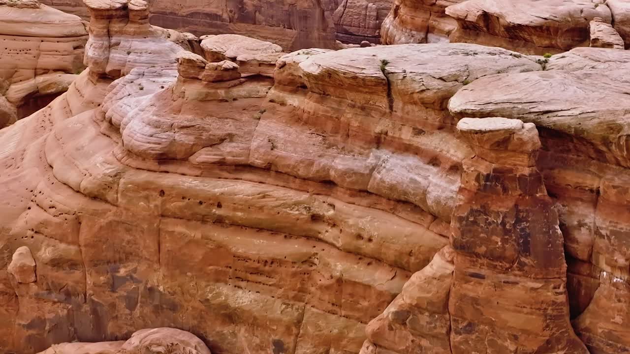 Panorami della Moab Valley nello Utah che mostrano formazioni rocciose naturali e paesaggi