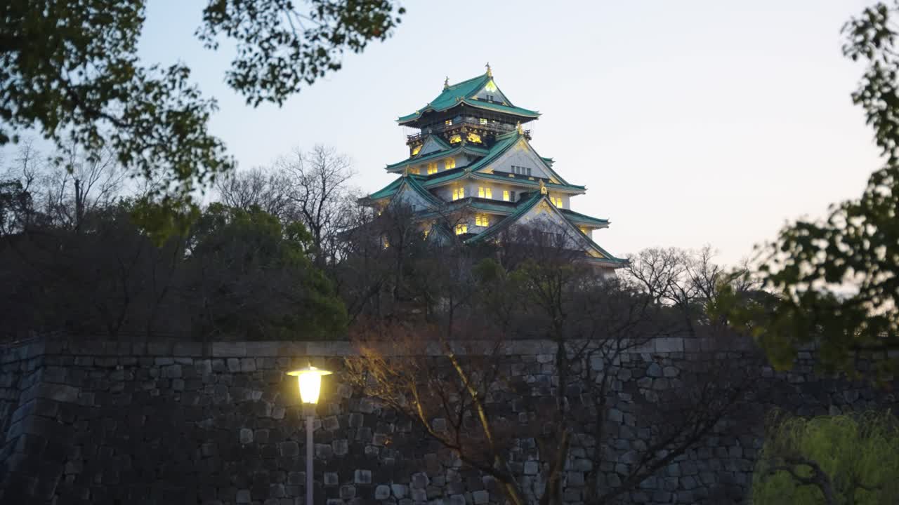 Castello di Osaka al crepuscolo, tranquilla scena giapponese. Inquadratura di ambientazione 4K.