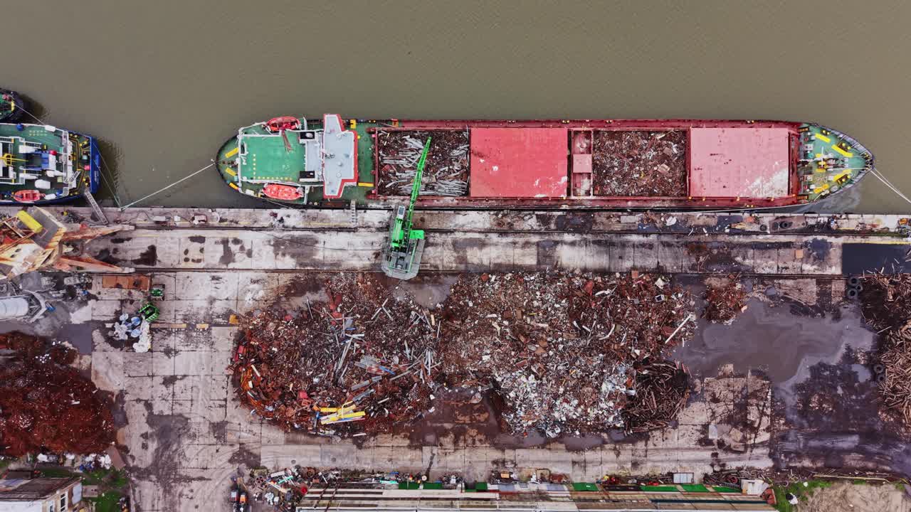 Nave mercantile in fase di carico di materiali al cantiere navale