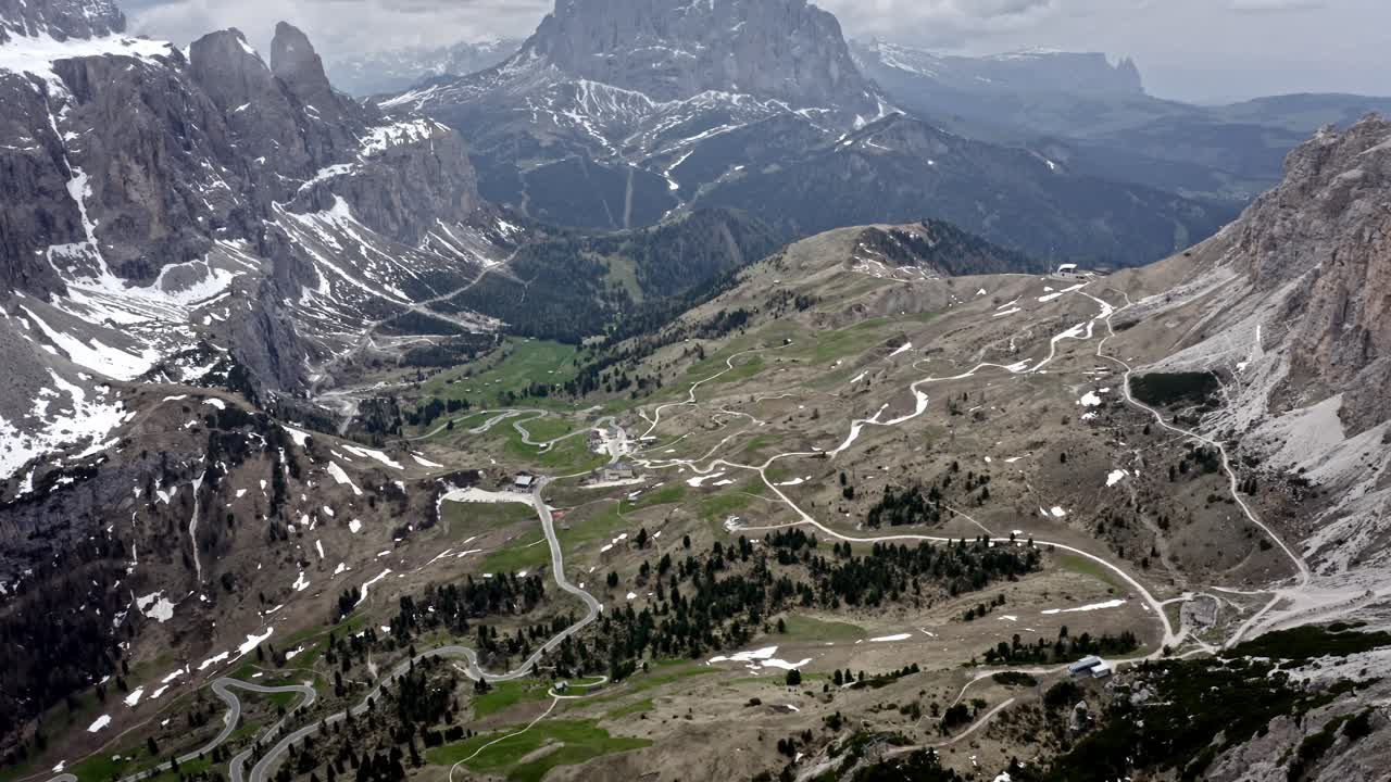 montañas rocosas de los dolomitas italianos en un día nublado