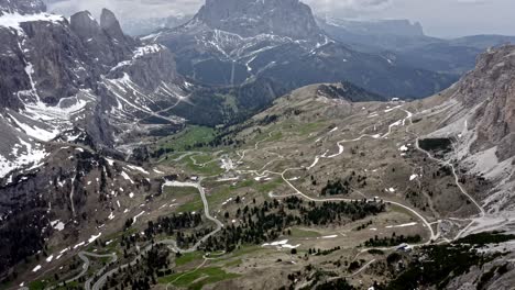 Montañas-Rocosas-De-Los-Dolomitas-Italianos-En-Un-Día-Nublado