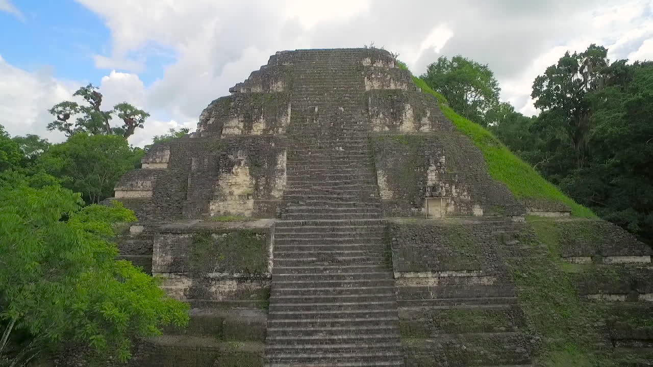 toma aerea sobre las piramides de tikal en guatemala 1