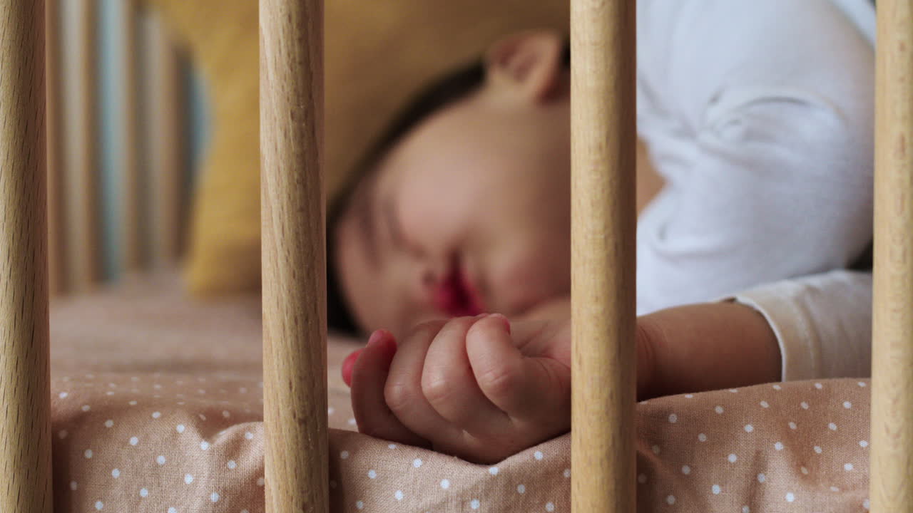 아기 의 손 을 가까이에서 볼 수 있다