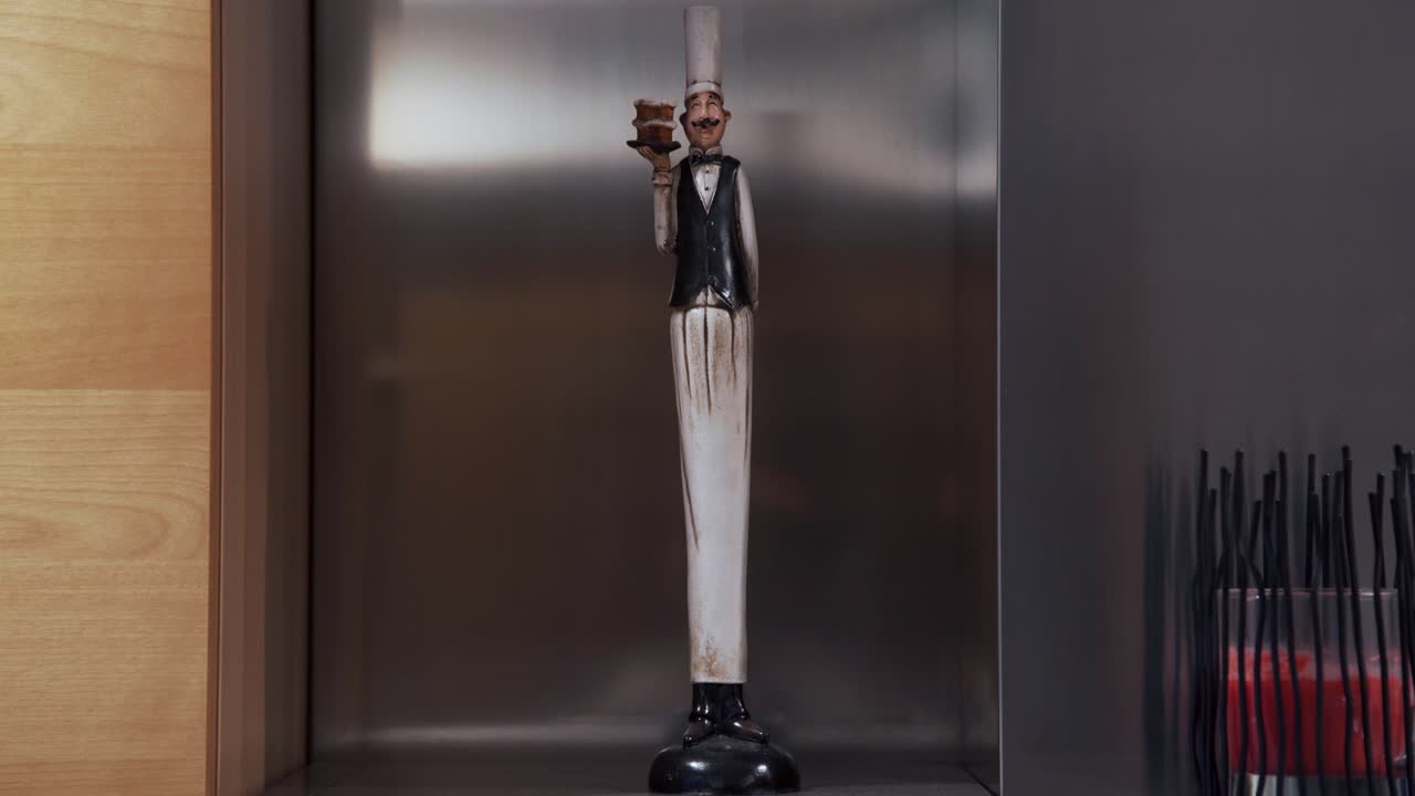 케이크 를 들고 있는 요리사 의 동상 에 천천히 확대