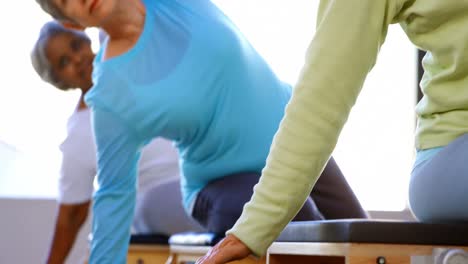 Mujeres-Mayores-Realizando-Yoga-4k