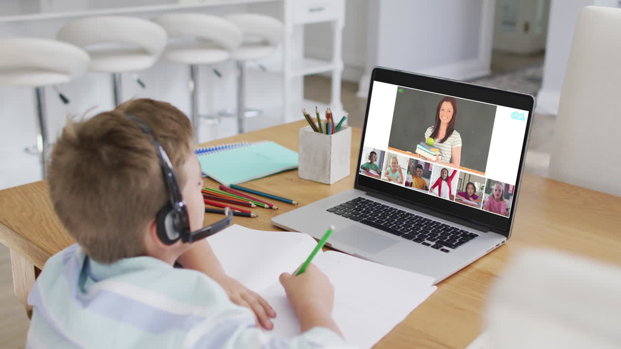 escolar que usa una computadora portátil para una lección en línea en casa, con un maestro y una clase diversos en la pantalla