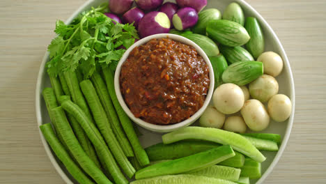 Pasta-De-Chile-De-Pescado-Fermentado-Con-Verduras-Frescas---Estilo-De-Comida-Saludable