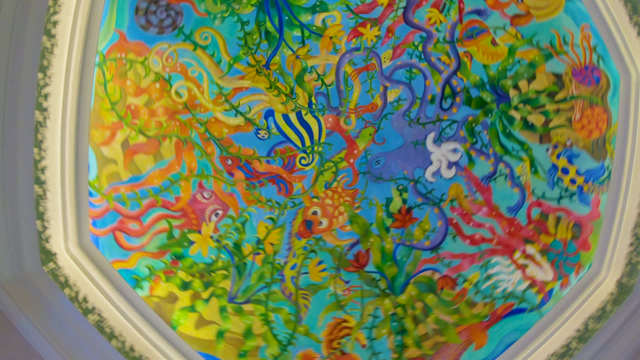 두바이의 쇼핑몰 건물의 칠한 물고기 천장 입니다.