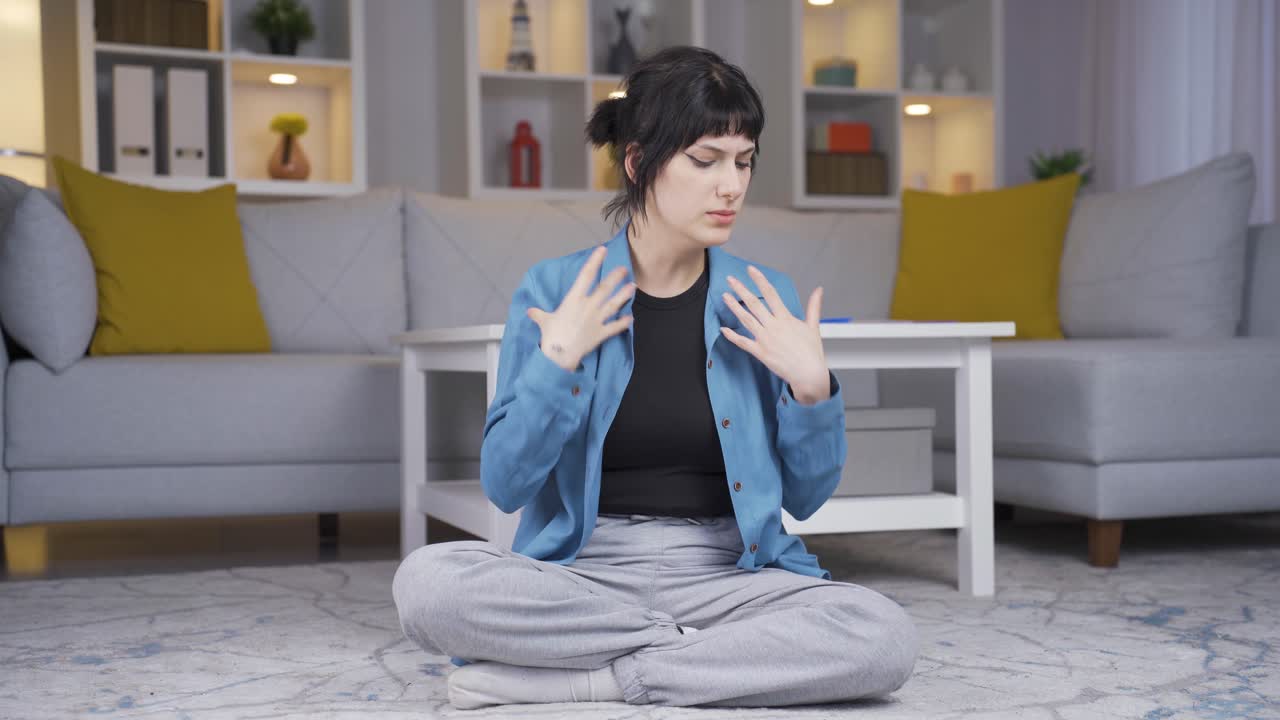 문제가 있는 젊은 여자는 사려 깊고, 부유하지 않습니다.