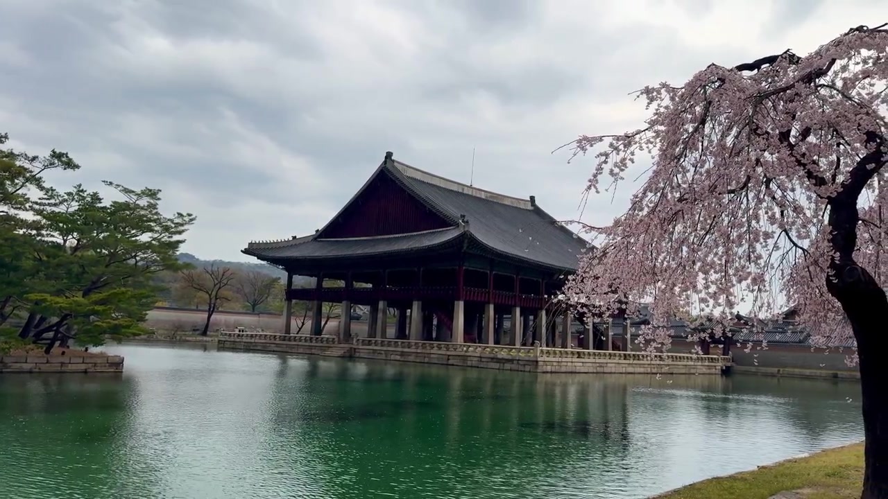 Il Padiglione Gyeonghoeru è un padiglione reale che si erge su pilastri di pietra sopra le acque calme dello stagno Gyeonghoeji.