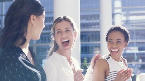 mujeres de negocios profesionales felices en la pausa para el café