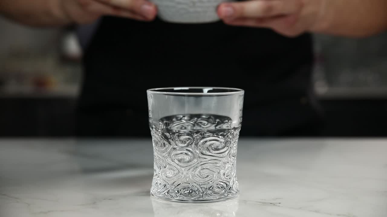 beber una bebida de chocolate