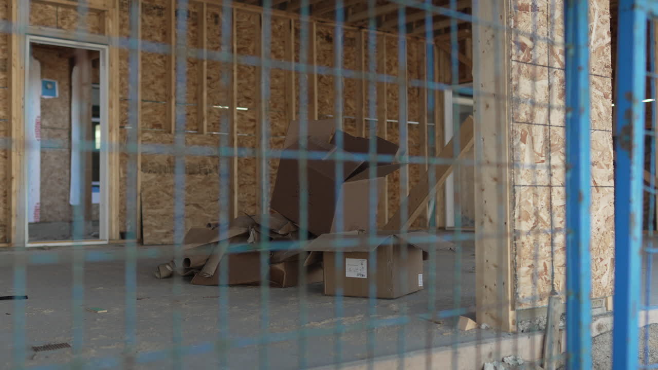 cajas del sitio de construcción detrás de una cerca
