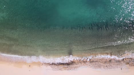 clp de drones aéreos de olas aplastando a la orilla en kavala, macedonia, grecia