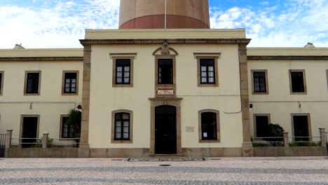 la estructura amarilla sirve como entrada a faro da barra en costa nova, portugal