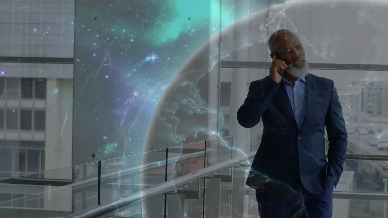 animación de conexiones y globo sobre empresario afroamericano que usa un teléfono inteligente