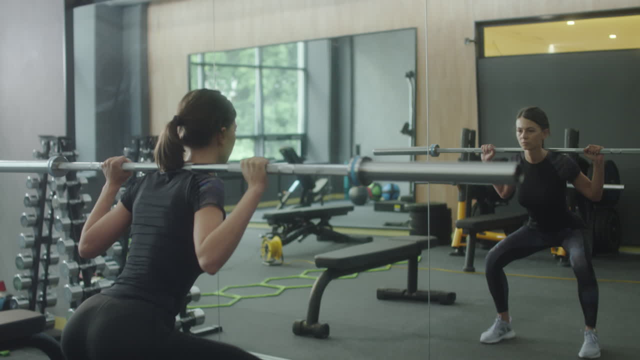 체육관 에서 바벨 스 을 하는 여자