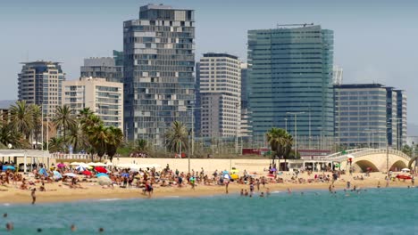 playas y arquitectura de la ciudad de barcelona. lapso de tiempo. zoom out.