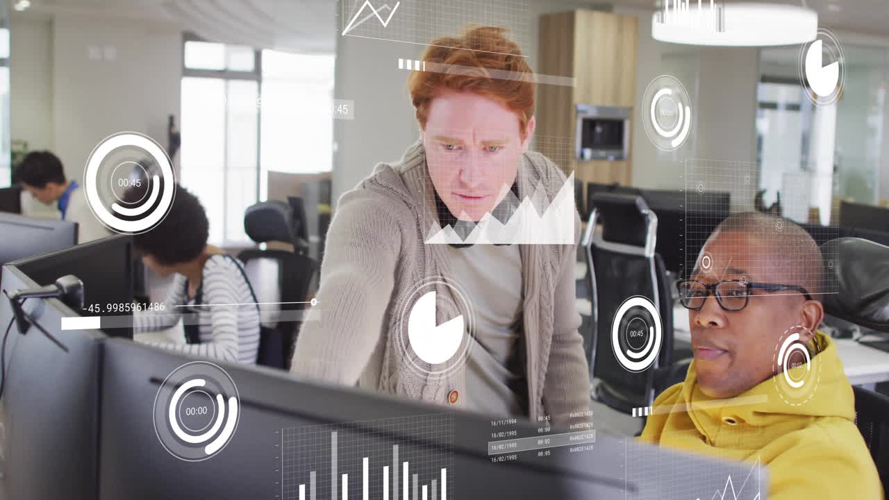 다양한 동료들이 컴퓨터에서 보고서를 논의하는 그래프, 로딩 바 및 서클의 애니메이션