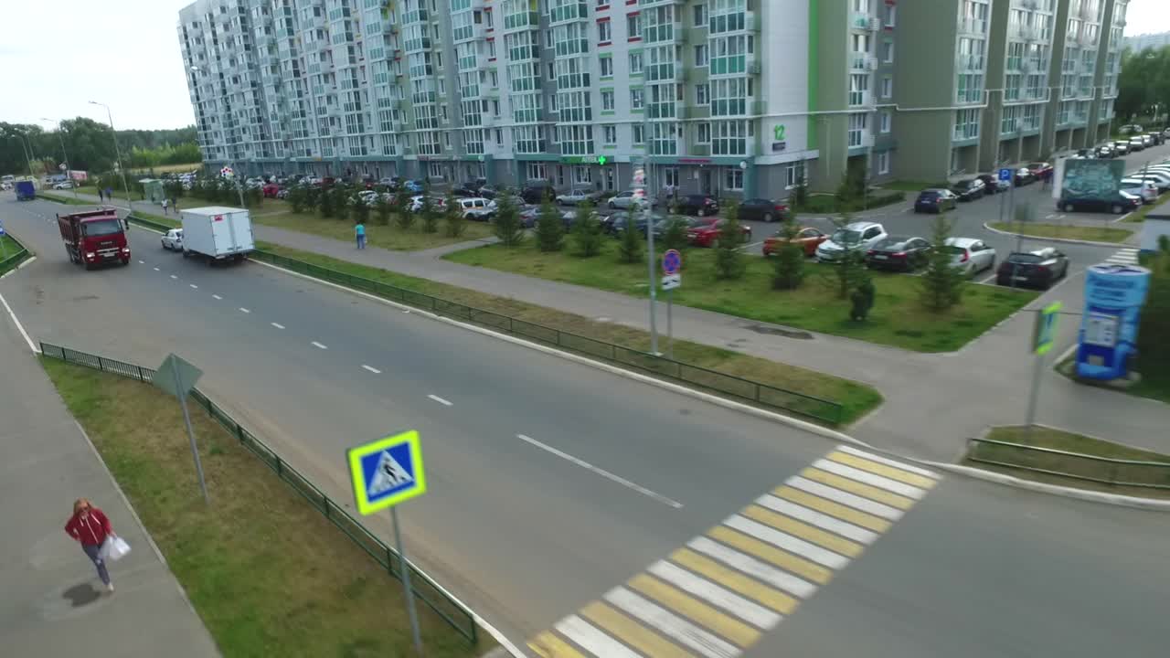 городская улица с дорожным движением и зданиями