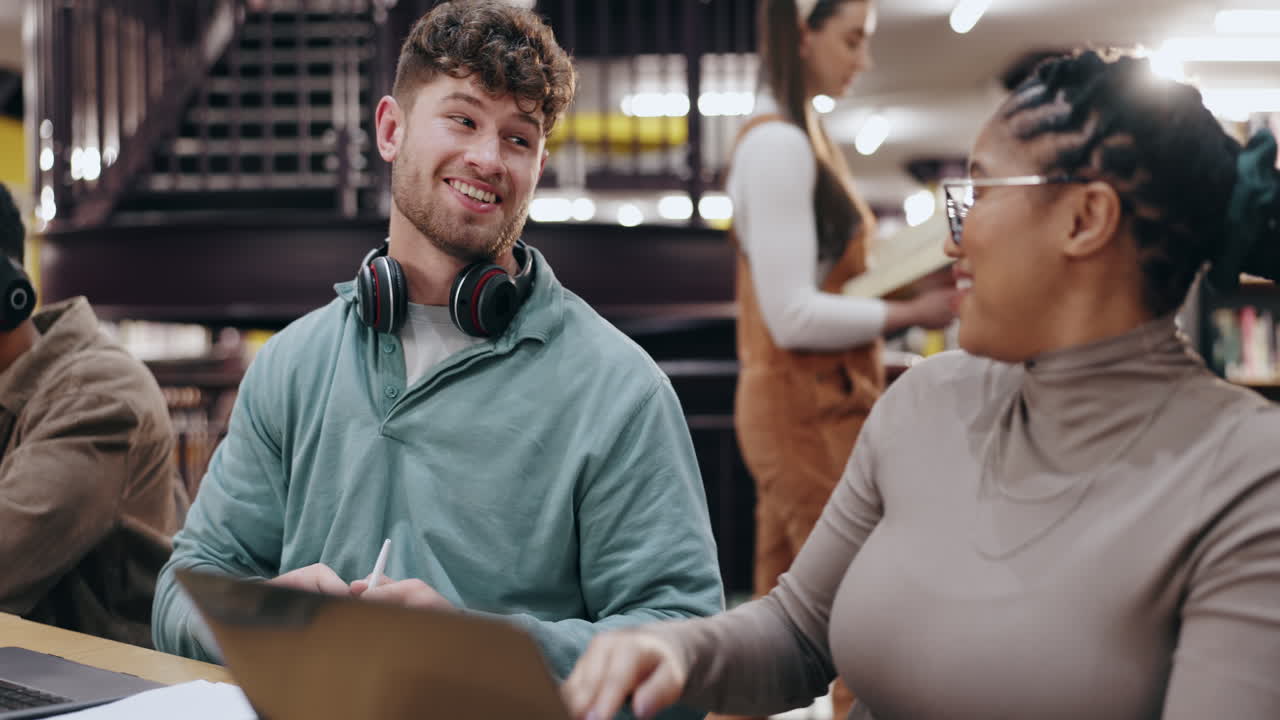 estudiantes celebrando el éxito en una biblioteca