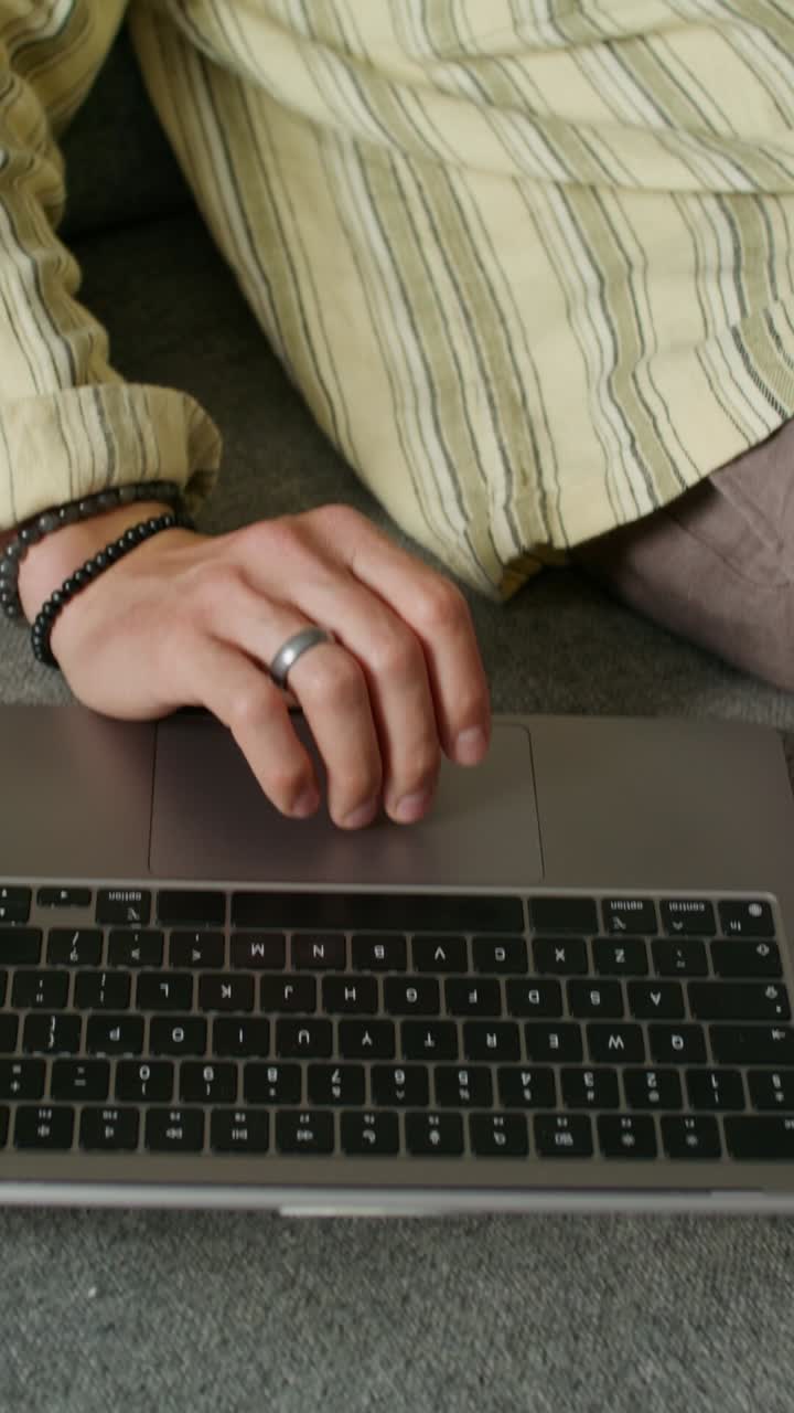 hombre trabajando en la computadora portátil y hablando por teléfono