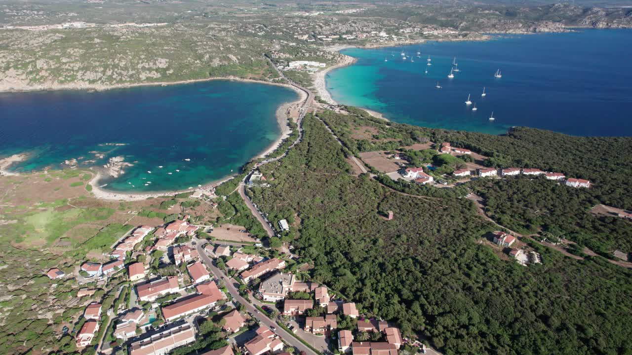 lagunas divididas por una franja de tierra