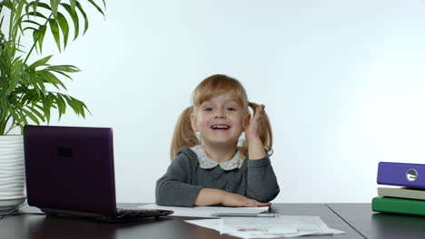 aprendizaje en línea, educación a distancia, lección en casa. niña haciendo programa escolar en línea en la computadora
