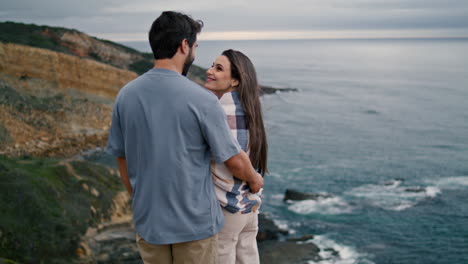 Una-Pareja-Sensual-Disfruta-De-Una-Noche-Nublada-En-La-Orilla-Del-Mar.-Pareja-Mirando-El-Sombrío-Paisaje-Marino.