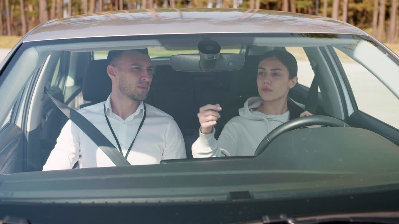 학생과 운전 학교 교사