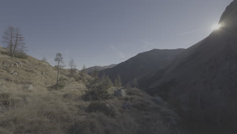 el atardecer del valle de la montaña