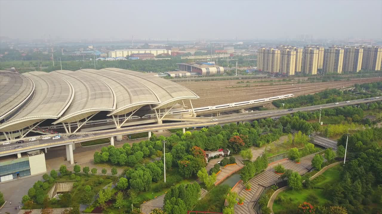 은 날 우한 도시 유명한 기차역 철도 공중 파노라마 4k 중국