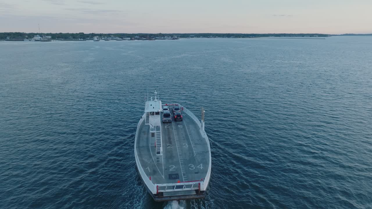 tomada aérea de un avión no tripulado del ferry que parte de la isla de refugio en dirección a greenport north fork long island nueva york antes del amanecer