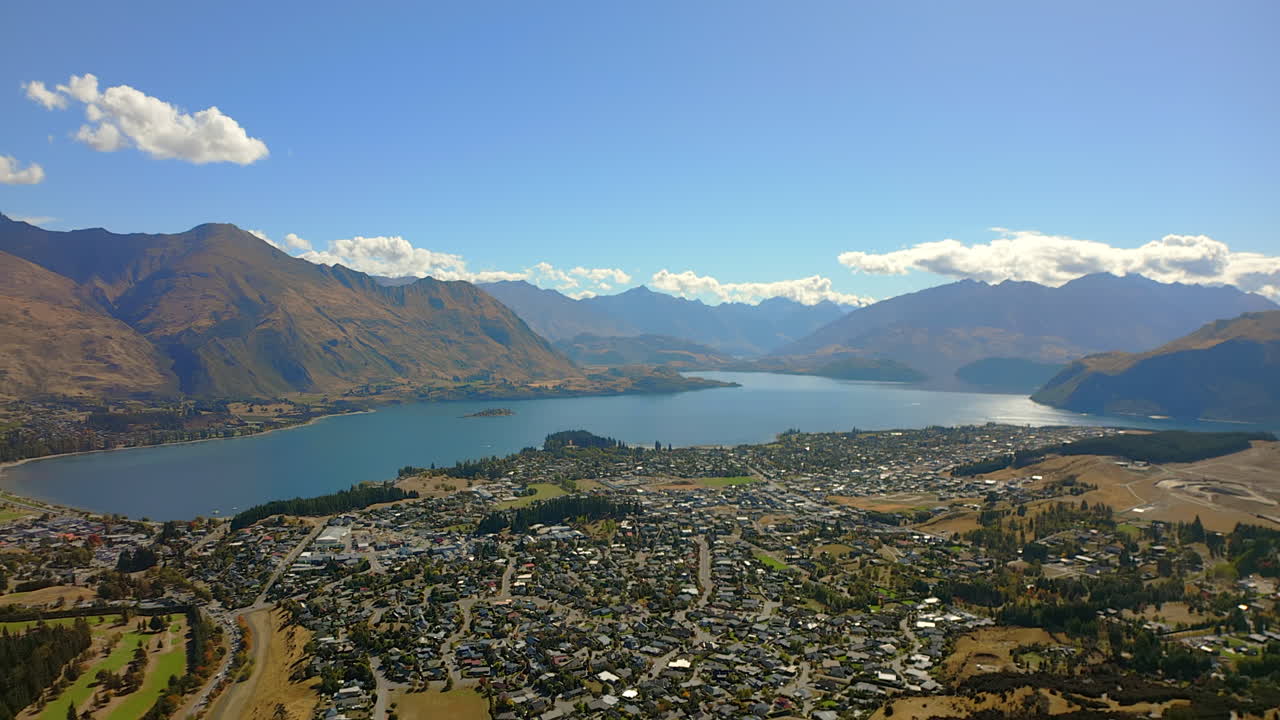 la ciudad turística de wanaka en la orilla del lago glacial wanaka, isla sur, nueva zelanda - vista aérea durante el día