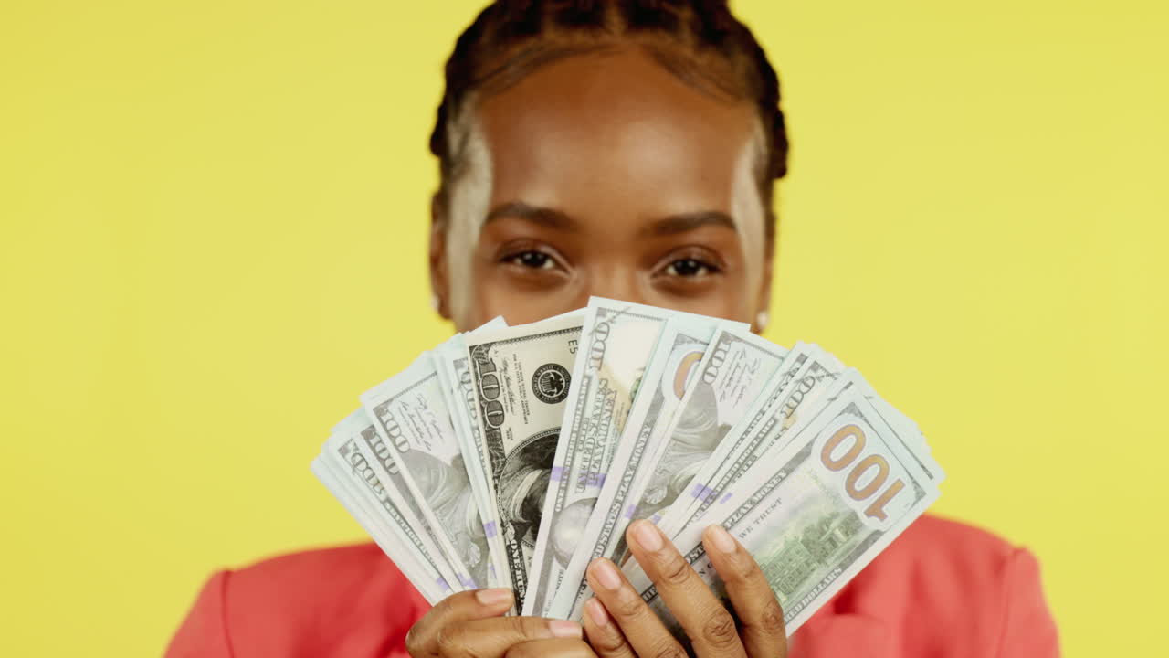 retrato, mujer negra feliz y ventilador de dinero