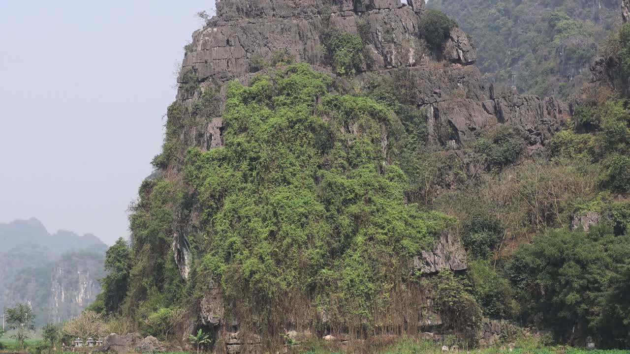 time-lapse de un exuberante paisaje montañoso de piedra caliza