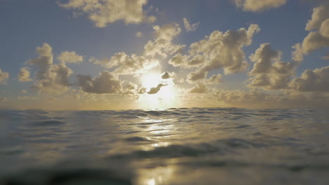 el agua del mar ondulante y la puesta de sol en un cielo nublado