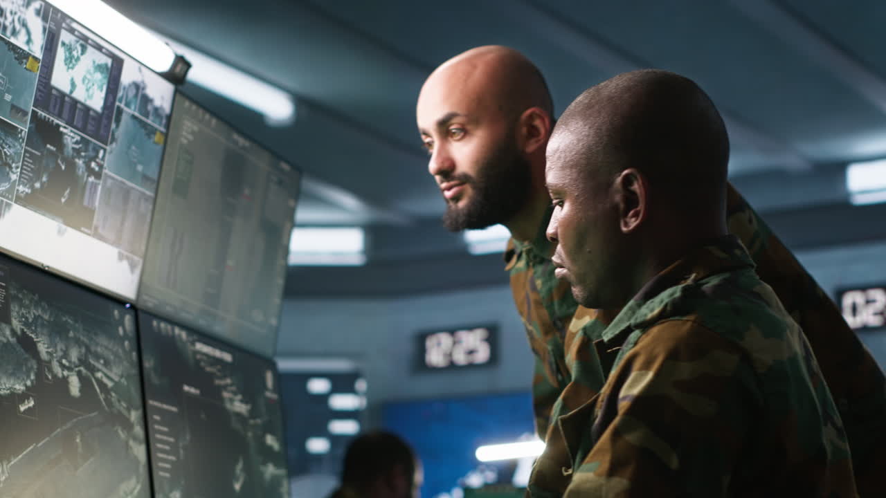 equipo de operadores de telecomunicaciones del ejército que utilizan equipos de radio y satélite