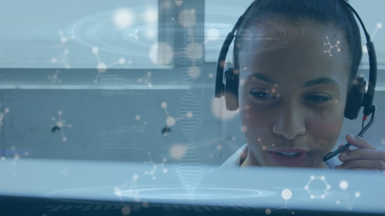 Molekylære strukturer svævende over afroamerikansk kvinde, der taler i telefonheadset.