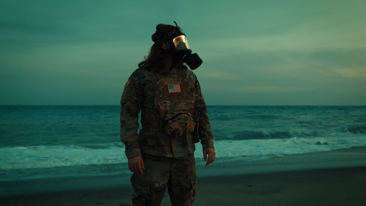 Un militare della Marina americana statunitense emerge dall'oceano con una maschera antigas nell'aria inquinata