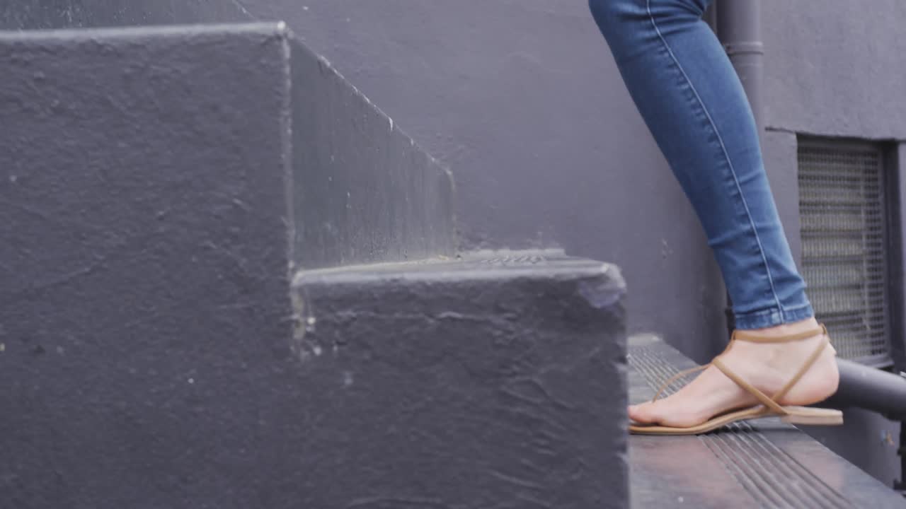 vista lateral de una pareja caucásica bebiendo un café para llevar