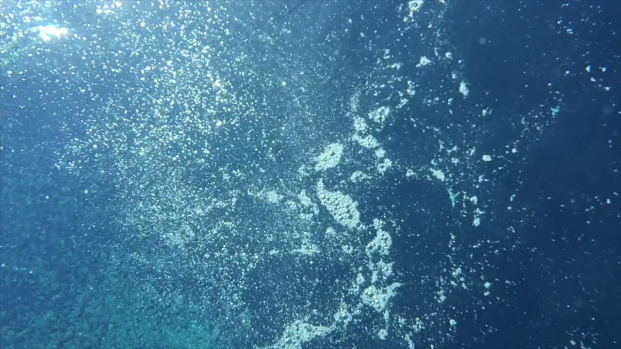 바닥에서 수영장 표면보기