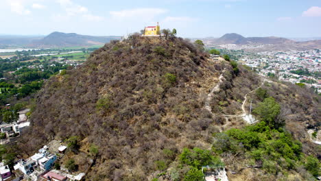 escena con dron de ascenso en la iglesia de cholula