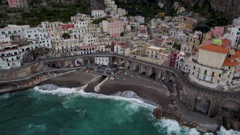 Pintoresco-Pueblo-Italiano-De-Atrani-En-La-Costa-De-Amalfi,-Vista-Aérea-De-Drones