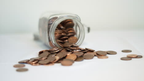 centavos derramándose de un frasco