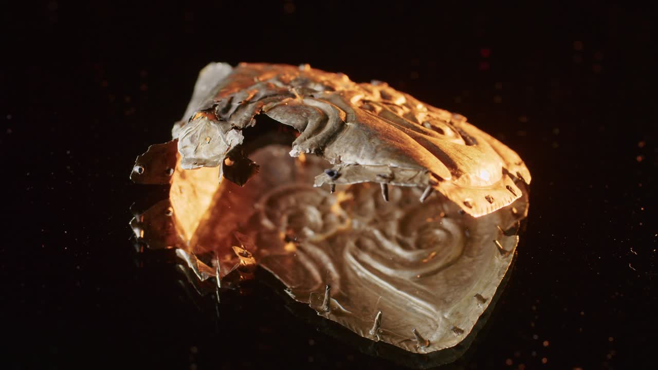 un broche de oro de una sacerdotisa escita de 2000 años de edad, un viejo pendiente, una rueda giratoria, encontrado durante las excavaciones. joyas vintage. religión. primer plano