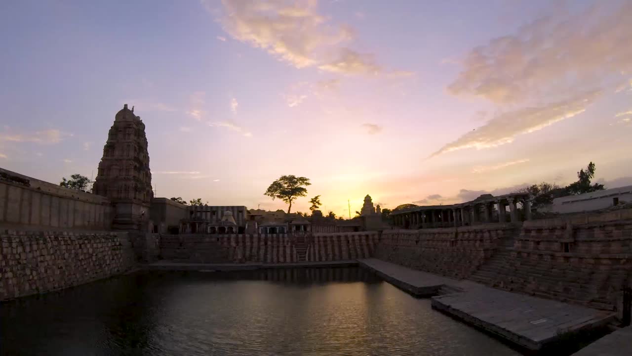 increíble largo lapso de tiempo del atardecer del templo de hampi en la india